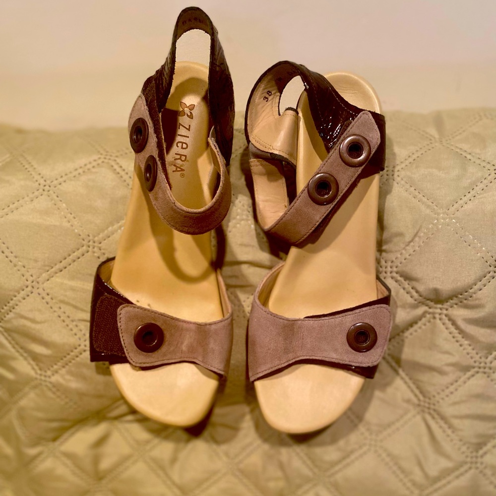 Ziera beige and chocolate 2”heeled sandals